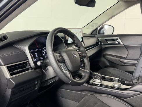 Used 2025 Mitsubishi Outlander SE FWD image 24