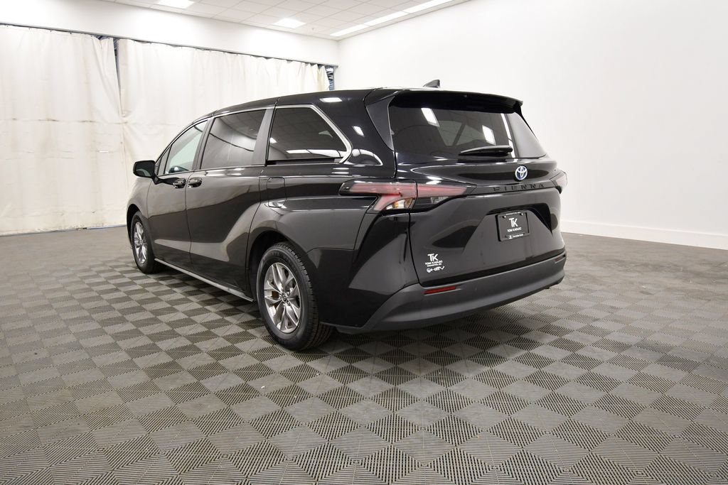Used 2025 Toyota Sienna LE FWD image 5