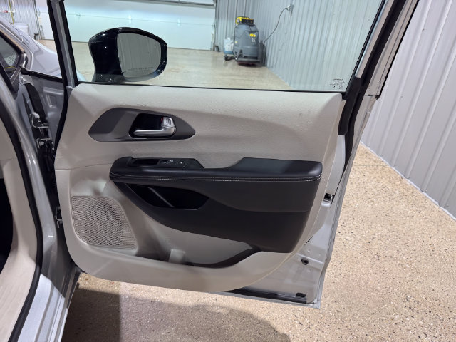 Used 2024 Chrysler Pacifica Touring-L FWD image 23