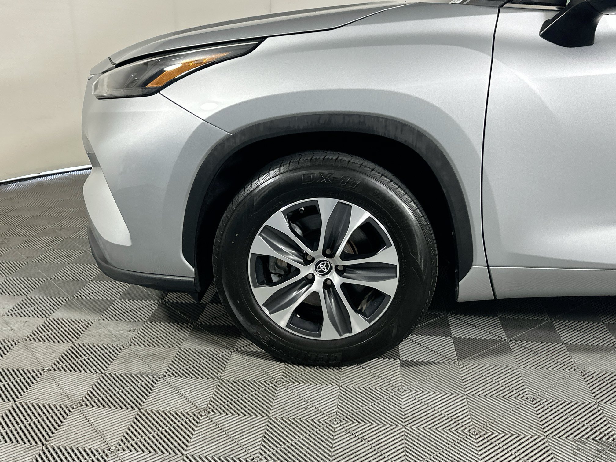 Used 2023 Toyota Highlander XLE FWD image 11