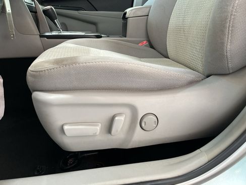 Used 2014 Toyota Camry LE image 12