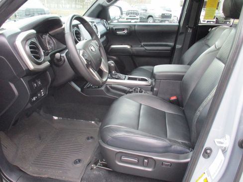 Used 2021 Toyota Tacoma Limited image 12