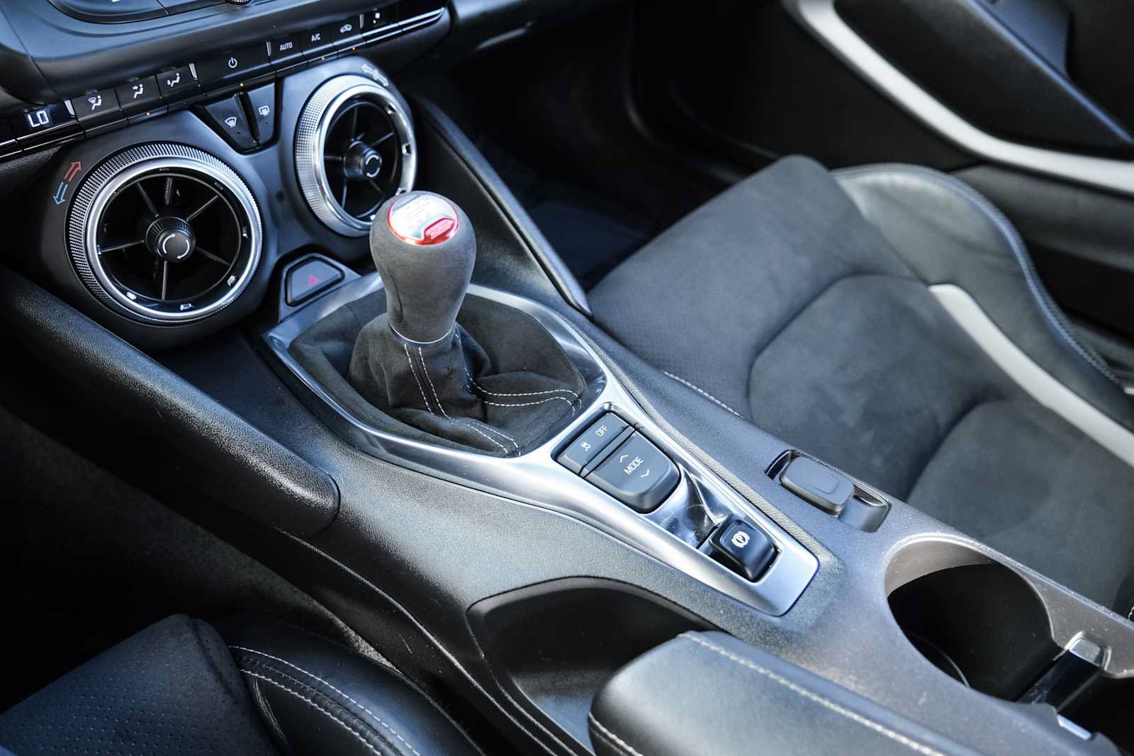 Used 2020 Chevrolet Camaro RWD image 36