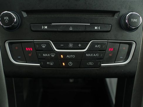 Used 2017 Ford Fusion SE w/ Fusion SE Technology Package image 23