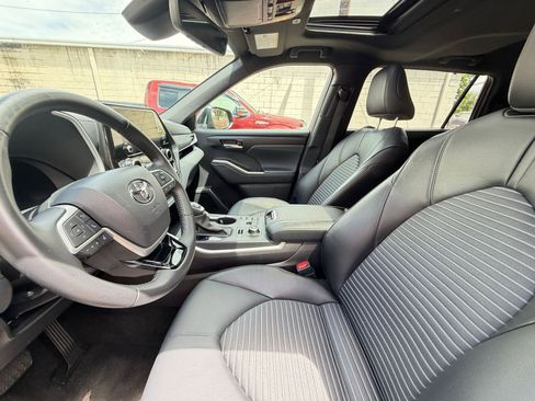 Used 2025 Toyota Highlander XSE AWD/4WD image 28