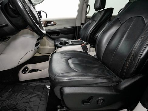 Used 2019 Chrysler Pacifica Touring-L Plus w/ Advanced Safetytec Group image 11