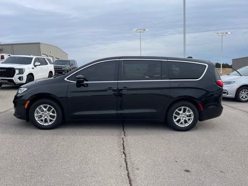 Used 2024 Chrysler Pacifica Touring-L image 8