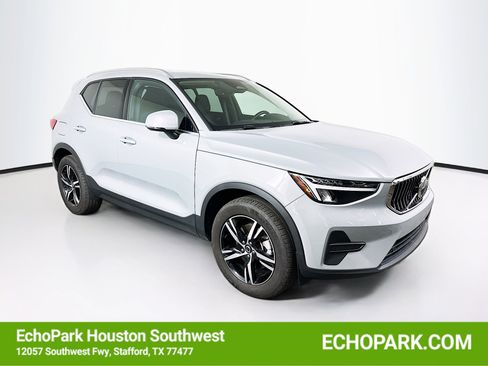 Used 2025 Volvo XC40 B5 Core AWD/4WD image 1