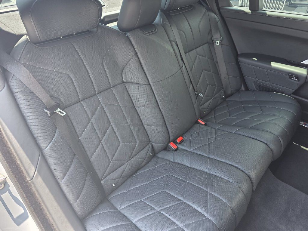 Used 2023 BMW i7 xDrive60 AWD/4WD image 24