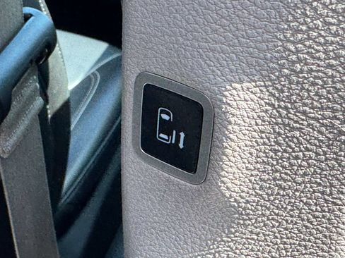 Used 2024 Chrysler Pacifica Touring-L FWD image 7