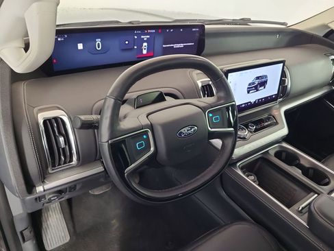 Used 2025 Ford Expedition Platinum image 13