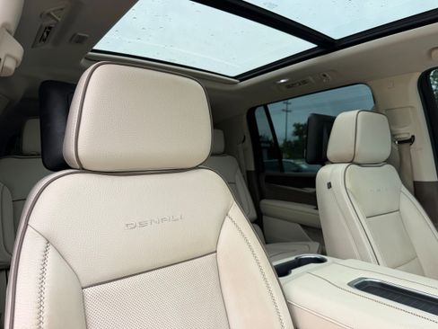 Used 2023 GMC Yukon XL Denali AWD/4WD image 11