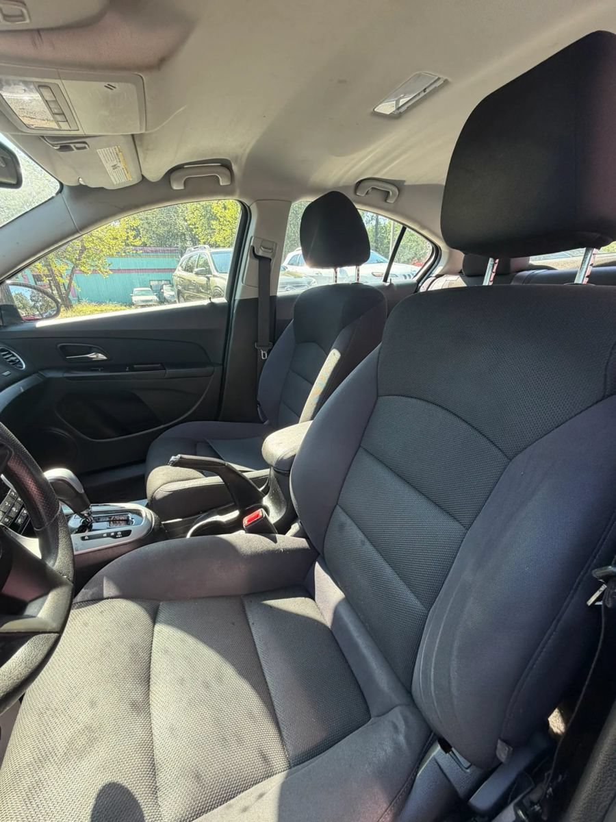 Used 2015 Chevrolet Cruze LT w/ Technology Package FWD image 8