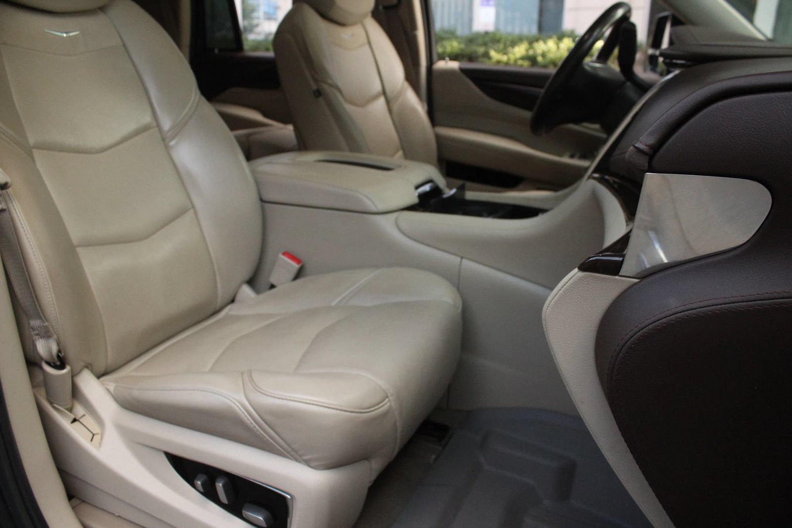 Used 2016 Cadillac Escalade Luxury AWD/4WD image 28