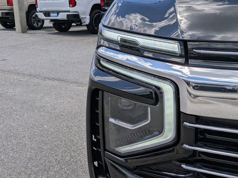 Certified 2025 Chevrolet Suburban LT RWD image 9