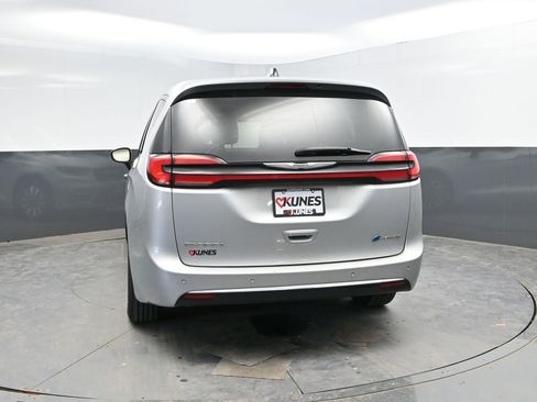 Used 2024 Chrysler Pacifica Select FWD image 8