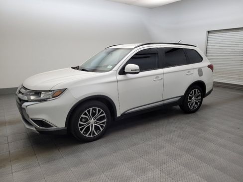 Used 2016 Mitsubishi Outlander SE FWD image 2