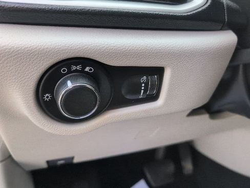 Used 2021 Chrysler Voyager L image 16