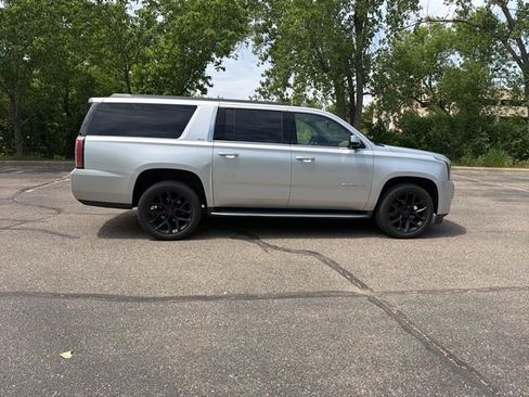 Used 2019 GMC Yukon XL SLT w/ Open Road Package AWD/4WD image 10