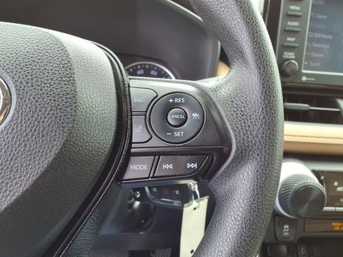 Used 2020 Toyota RAV4 LE image 23