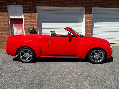 Used 2004 Chevrolet SSR w/ Preferred Equipment Group image 33