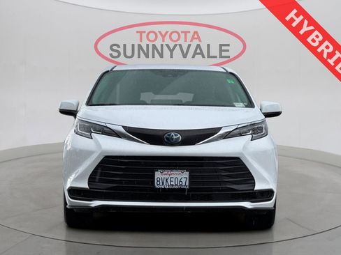 Used 2021 Toyota Sienna LE image 1