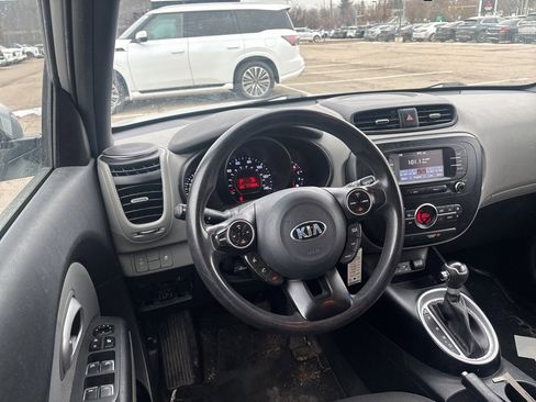 Used 2017 Kia Soul + image 10