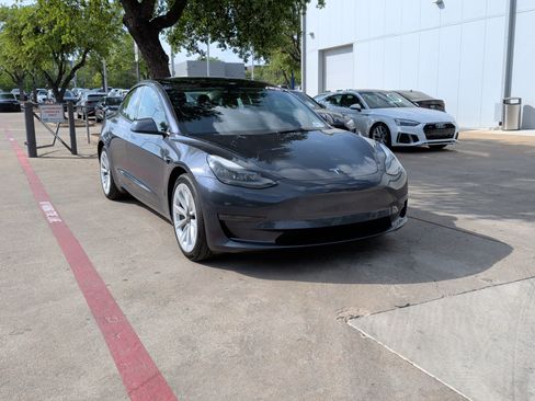 Used 2022 Tesla Model 3 Standard Range image 2