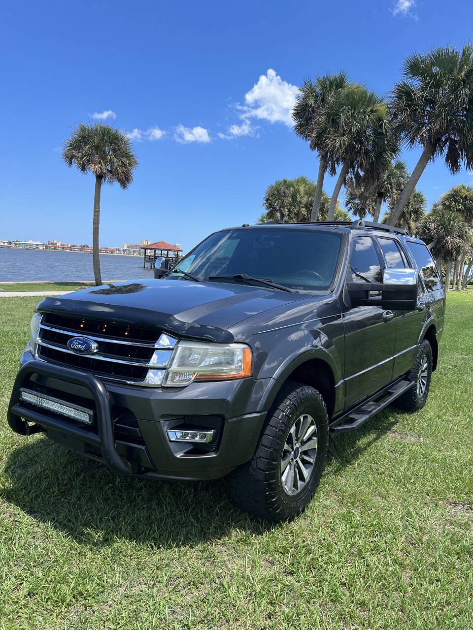 Used 2017 Ford Expedition XLT AWD/4WD image 2