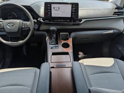 Used 2023 Toyota Sienna LE FWD image 11