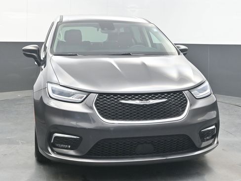 Used 2023 Chrysler Pacifica Touring-L image 2