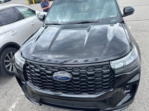 Used 2025 Ford Explorer ST-Line AWD/4WD image 2