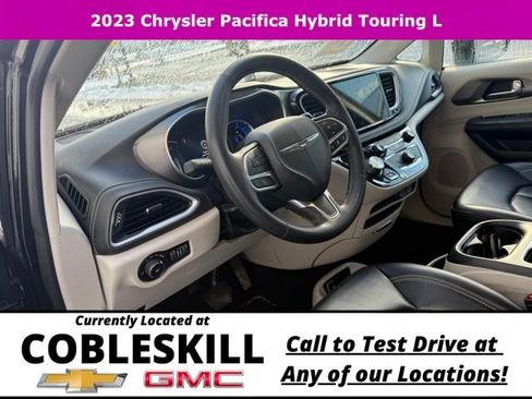 Used 2023 Chrysler Pacifica Touring-L FWD image 11