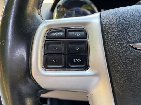 Used 2016 Chrysler Town & Country Touring image 63