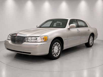 Used 2001 Lincoln Town Car Signature