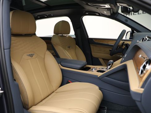Certified 2025 Bentley Bentayga Extended Wheelbase AWD/4WD image 32