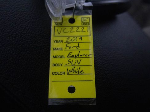 Used 2019 Ford Explorer XLT image 28