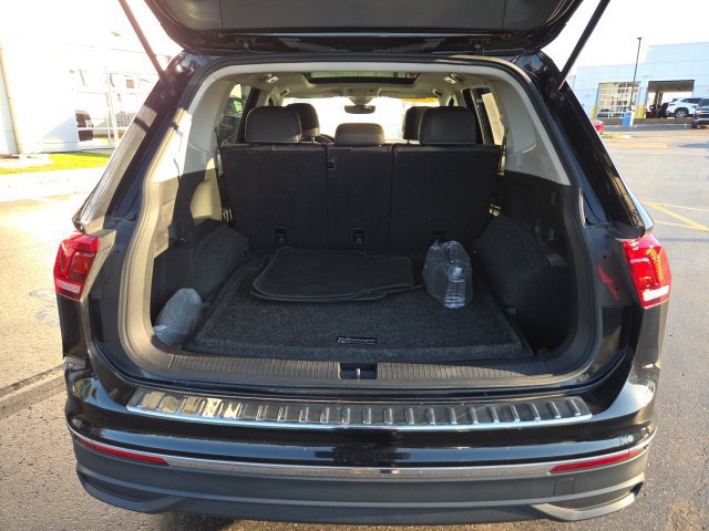 Used 2023 Volkswagen Tiguan SE w/ Panoramic Sunroof Package AWD/4WD image 27