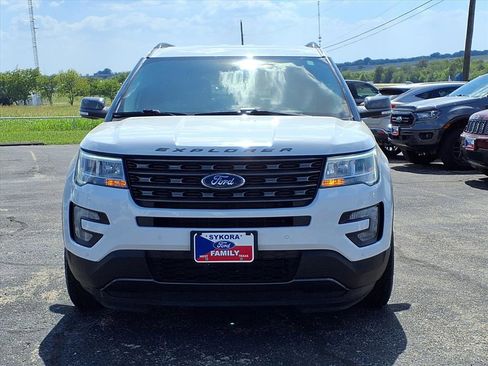 Used 2017 Ford Explorer XLT w/ Equipment Group 202A image 2