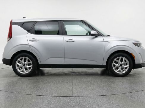 Used 2025 Kia Soul LX w/ LX Technology Package FWD image 11