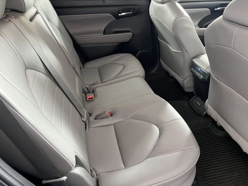 Used 2022 Toyota Highlander XLE image 25