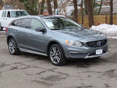 Used 2017 Volvo V60 T5 Cross Country w/ Convenience Package image 23