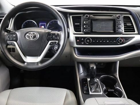 Used 2017 Toyota Highlander LE FWD image 14