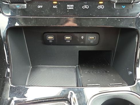 Used 2024 Kia Carnival EX image 23