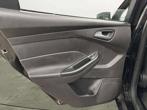 Used 2018 Ford Focus SE w/ SE Appearance Package image 13