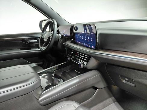 Used 2025 Chevrolet Suburban Z71 image 28