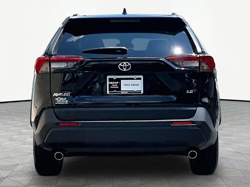 Used 2021 Toyota RAV4 LE FWD image 5