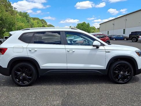 Used 2022 Volkswagen Taos SE w/ Panoramic Sunroof Package FWD image 9
