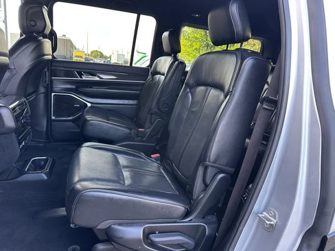 Used 2022 Jeep Wagoneer Series III w/ Flexible Seating Group RWD image 19