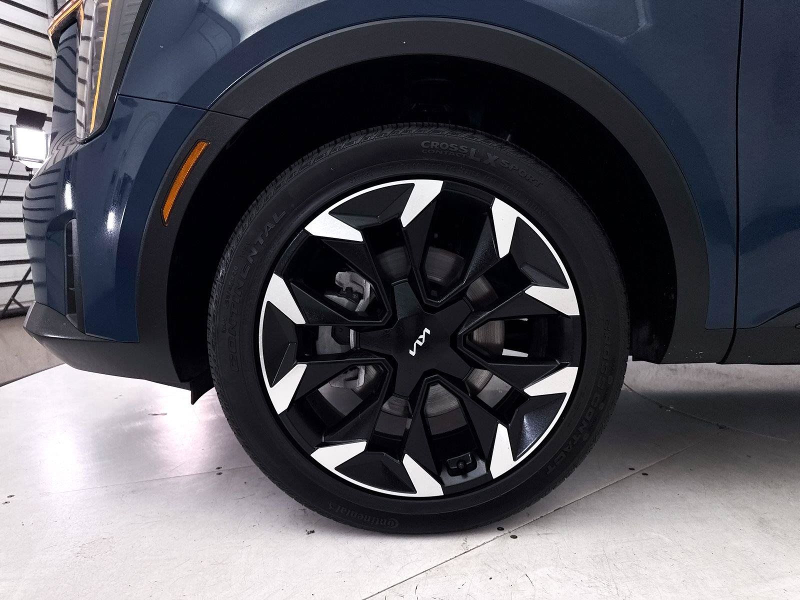 Certified 2025 Kia Sorento EX w/ Panoramic Sunroof Package AWD/4WD image 18